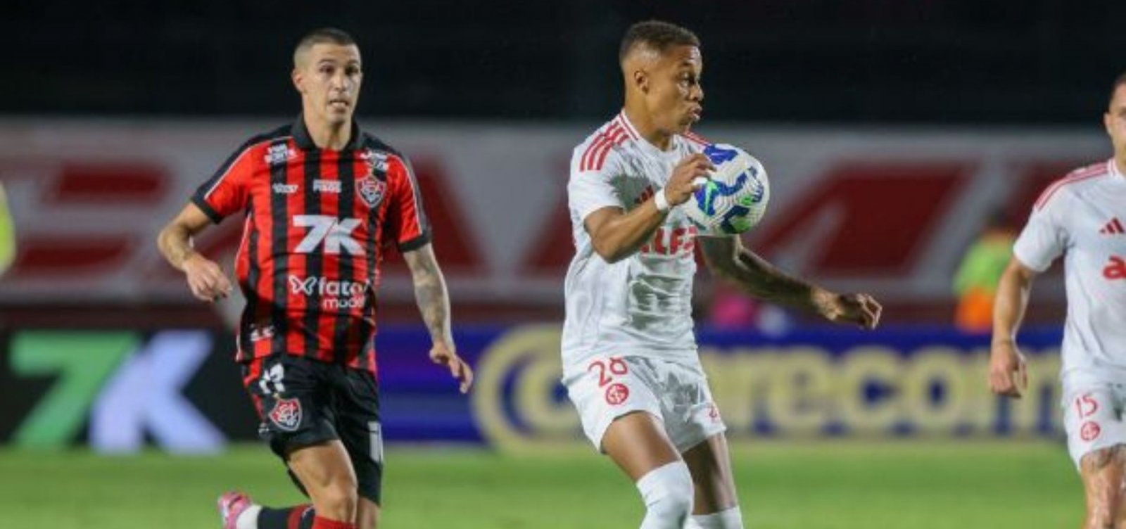 No Barradão, Vitória bate o Inter e dorme fora da zona de rebaixamento