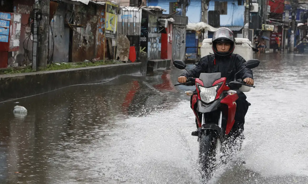 Inmet alerta: mais de 140 cidades da Bahia sob risco de chuvas intensa