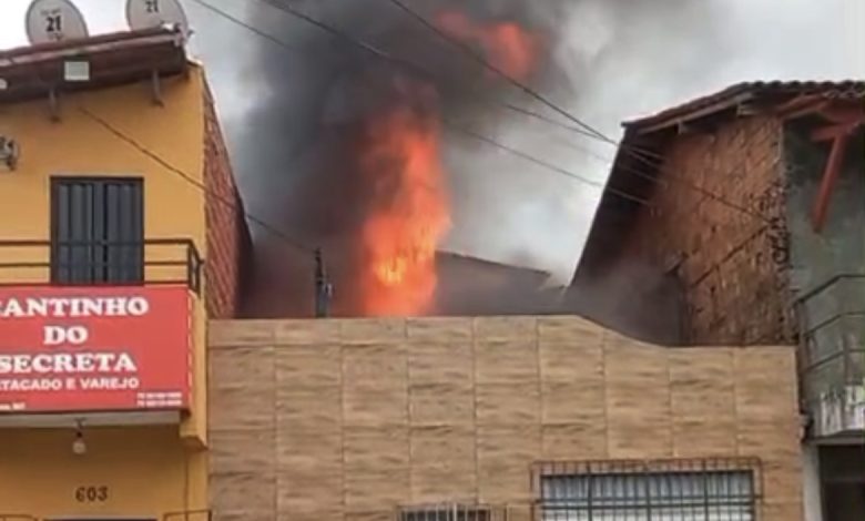 Residência é atingida por incêndio na manhã desta sexta-feira na Rua da Estação, em Cruz das Almas